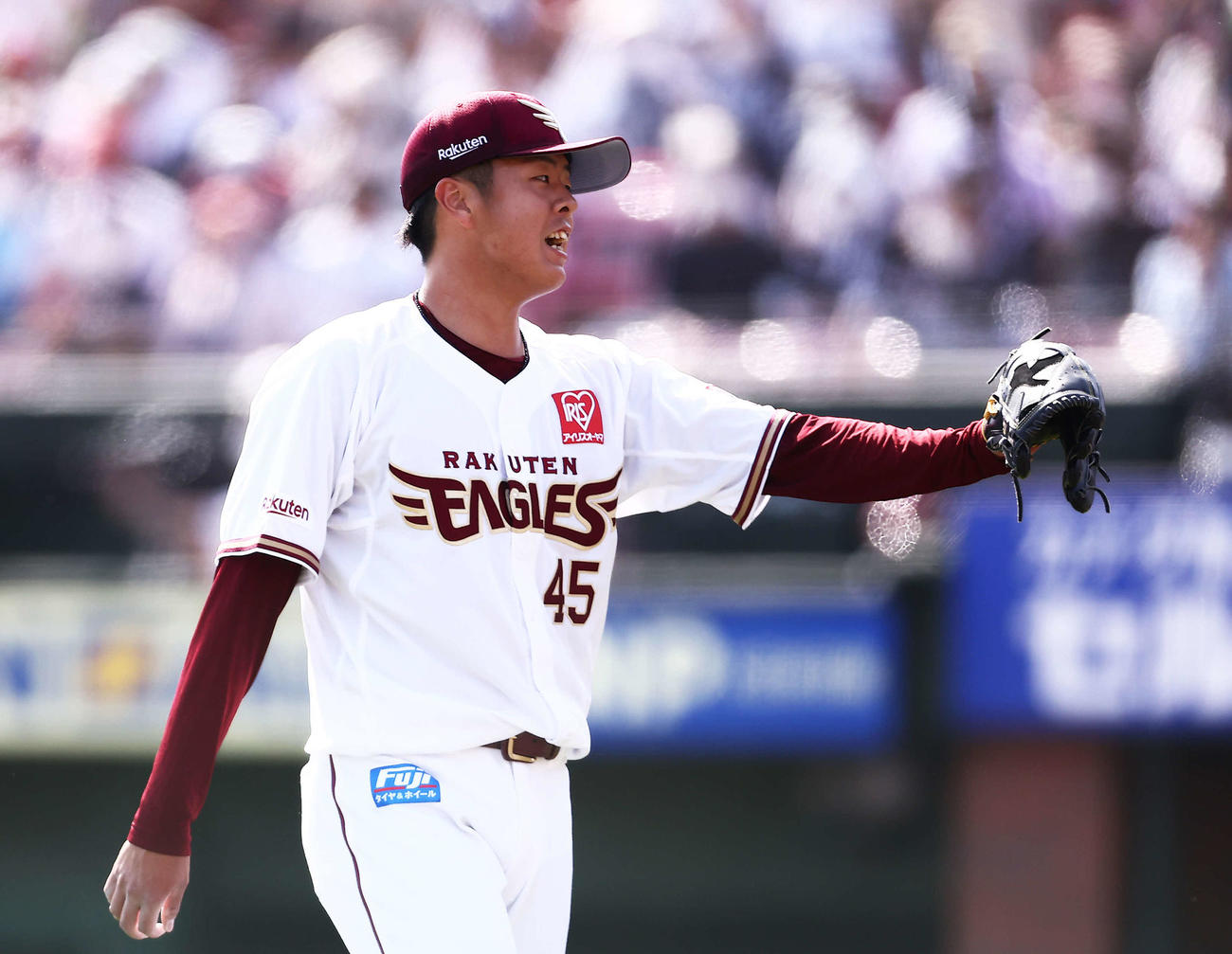 楽天対ロッテ　5回表を抑え笑顔を見せる松井友（撮影・河田真司）