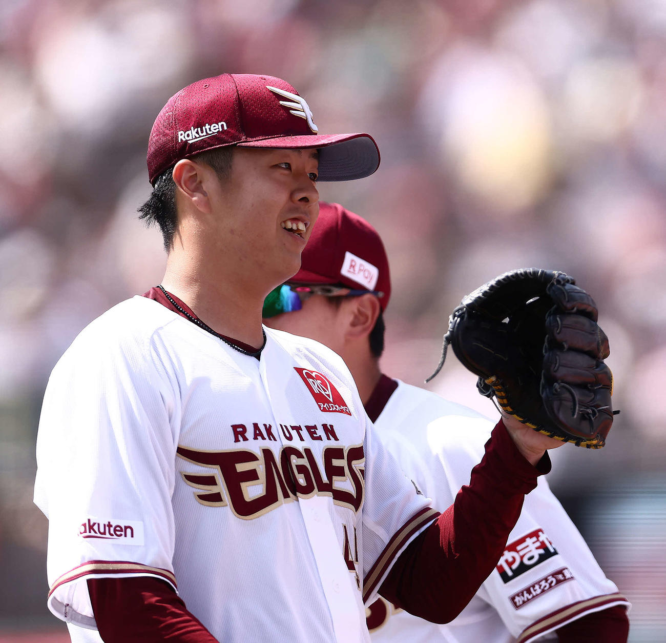 楽天対ロッテ　2回表を抑え、笑顔でベンチに戻る松井友（撮影・河田真司）