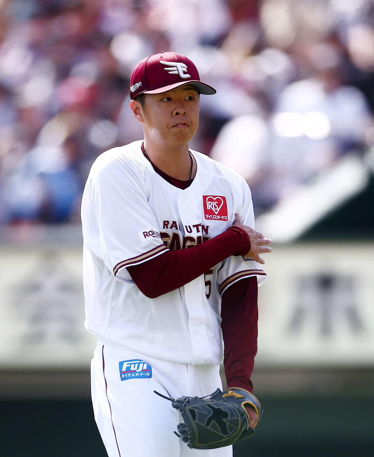 楽天対ロッテ　3回表ロッテ2死三塁、佐藤を遊ゴロに抑え、グラブをたたく松井友（撮影・河田真司）