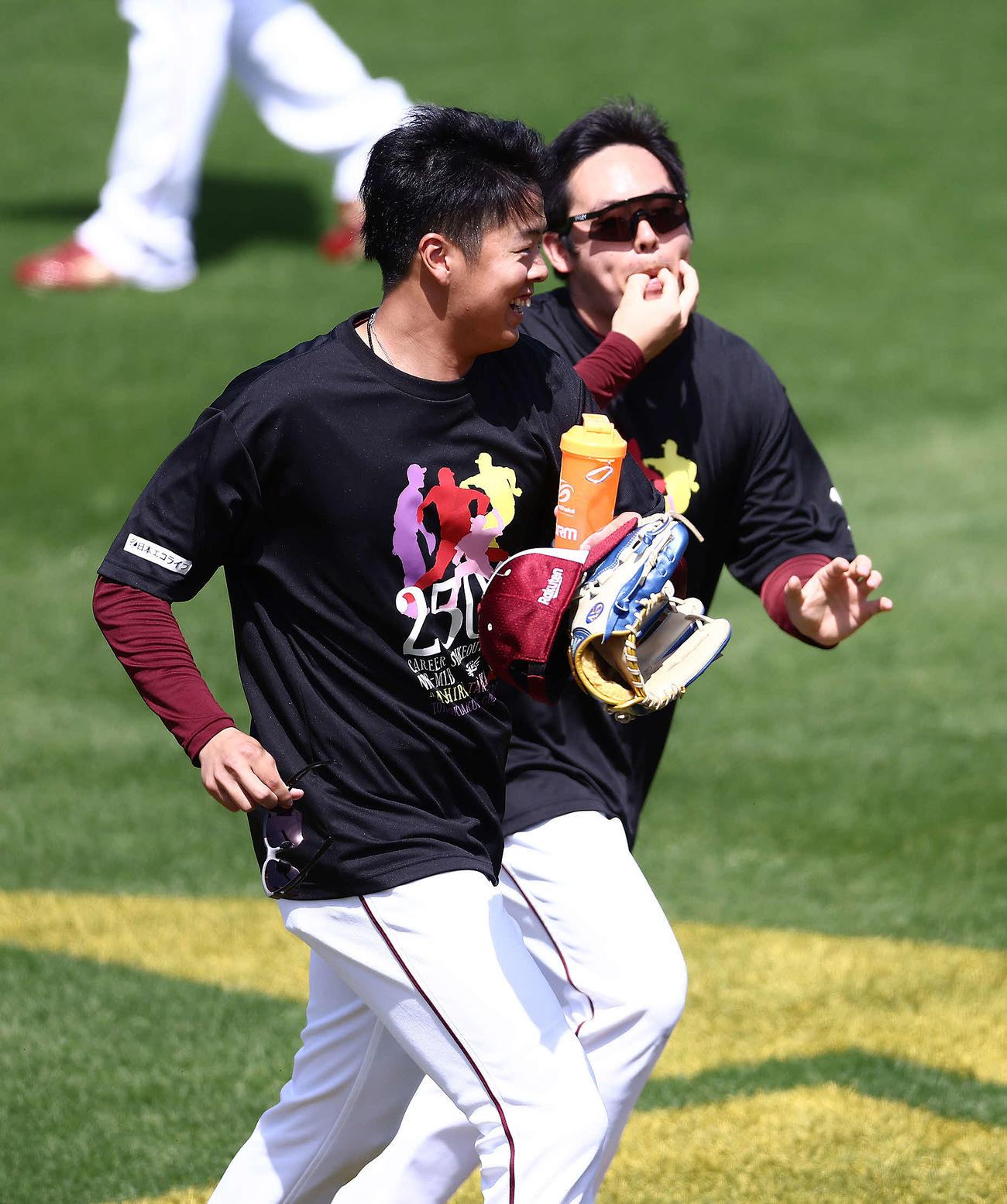 楽天対ロッテ　試合前、先発の松井友（左）を口笛を鳴らしながら送り出す楽天松井（撮影・河田真司）