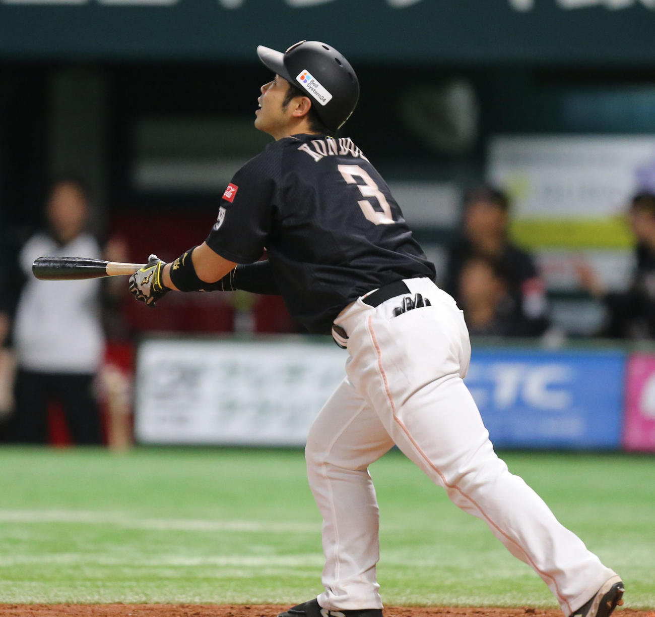 ソフトバンク対オリックス　4回裏ソフトバンク1死一、二塁、近藤は右越えに逆転となる3点本塁打を放つ（撮影・冨田成美）