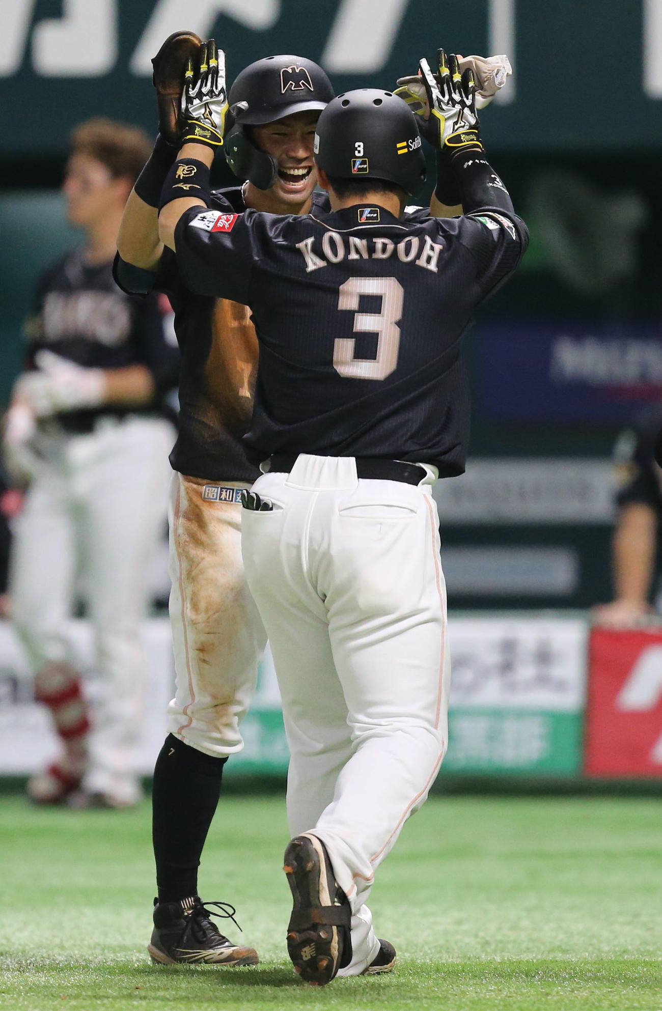 ソフトバンク対オリックス　4回裏ソフトバンク1死一、二塁、近藤は右越えに逆転となる3点本塁打を放ち、中村晃とタッチをする（撮影・冨田成美）
