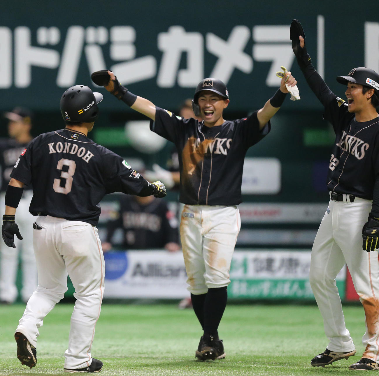 ソフトバンク対オリックス　4回裏ソフトバンク1死一、二塁、近藤は右越えに逆転となる3点本塁打を放つ（撮影・冨田成美）
