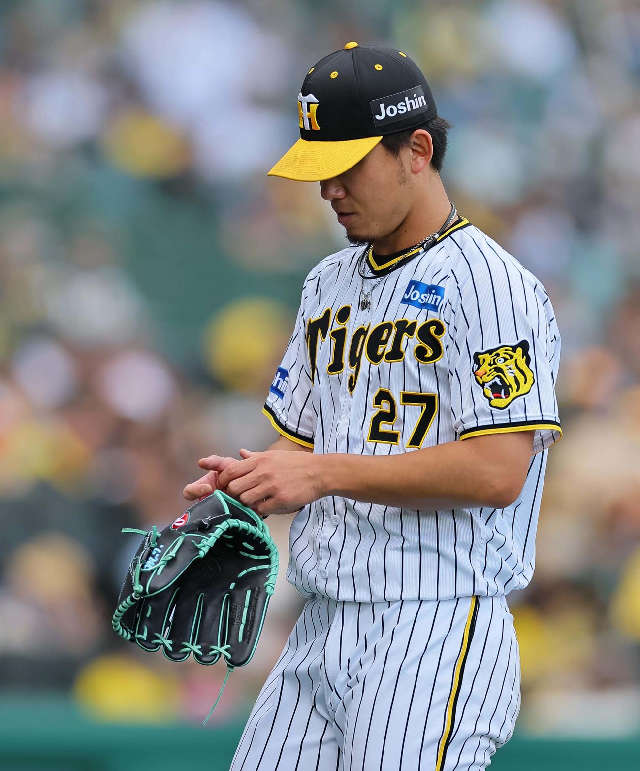 阪神対中日　6回表中日1死、村松の打球をはじいた伊藤将はベンチに戻り治療をする（撮影・上田博志）