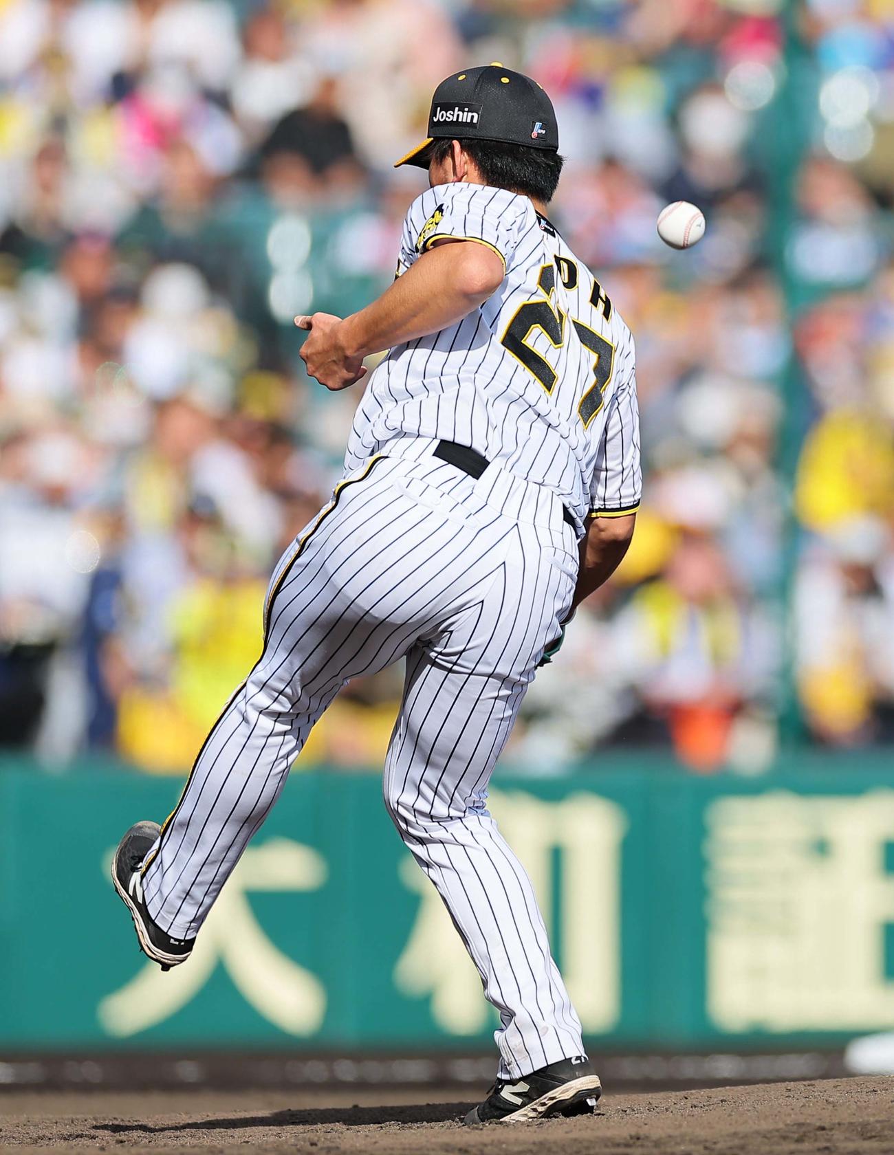 阪神対中日　6回表中日1死、村松の打球をはじく伊藤将（撮影・上田博志）