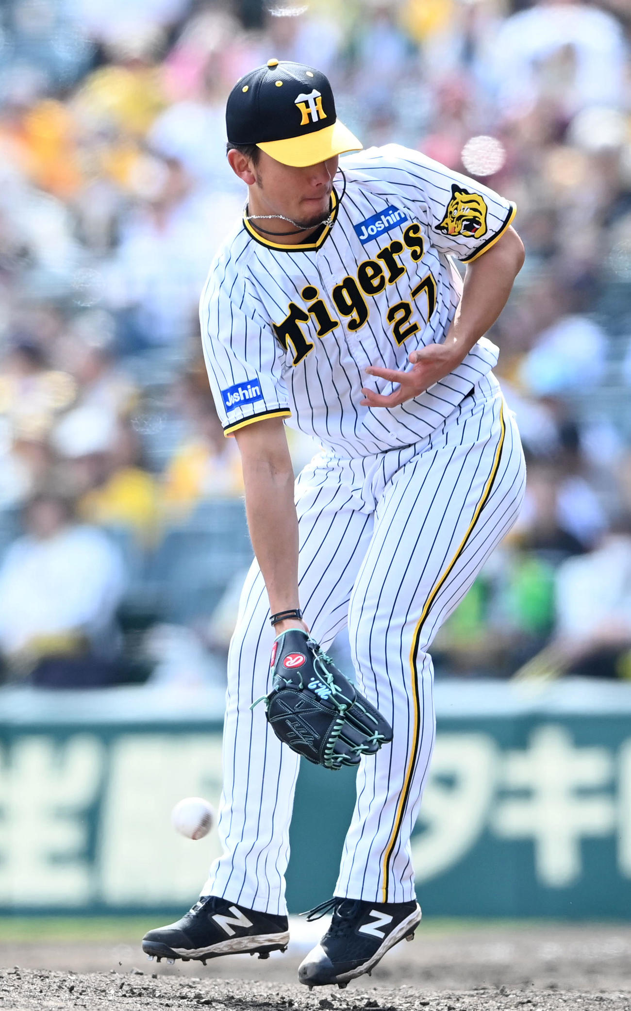 阪神対中日　4回表中日1死、福永の打球にグラブを出す伊藤将（撮影・前岡正明）