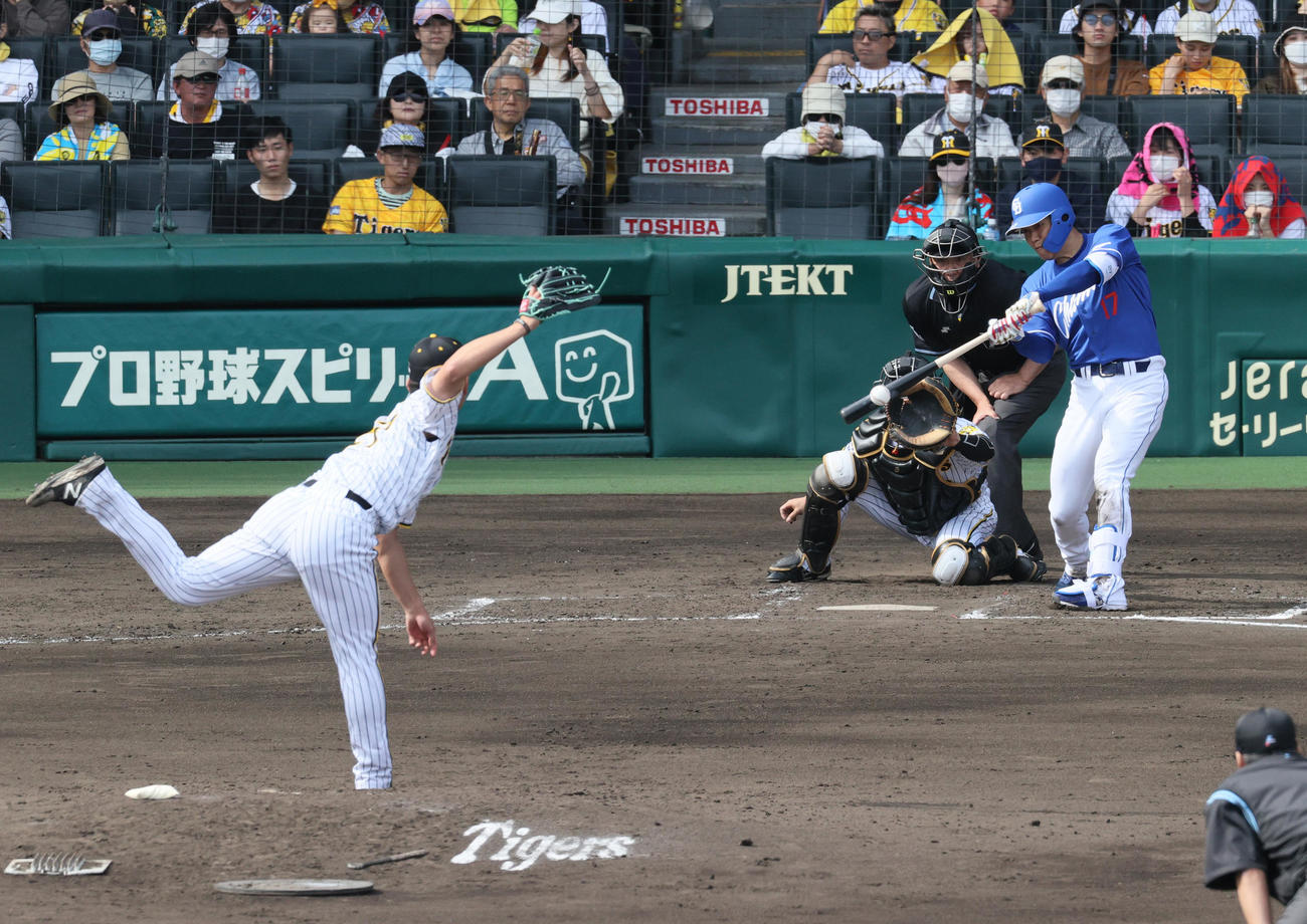 阪神対中日　4回表中日2死一、三塁、柳は先制の左前適時打を放つ。投手伊藤将（撮影・上山淳一）