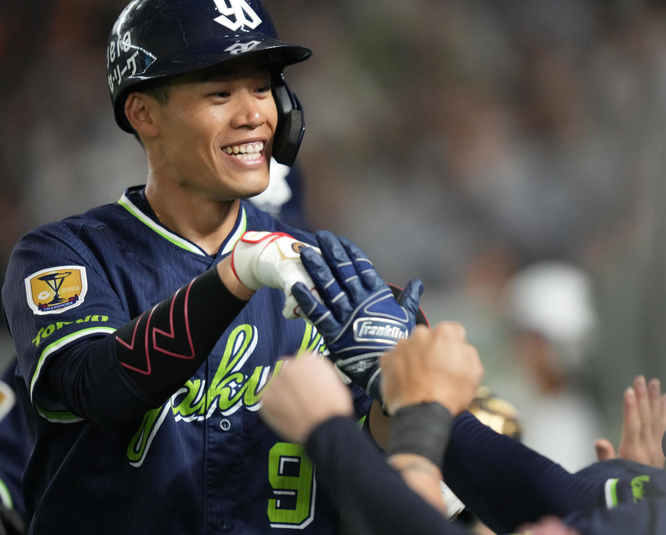 巨人対ヤクルト　7回表ヤクルト無死一塁、2点本塁打を放ち、ベンチで笑顔を見せる塩見（撮影・狩俣裕三）