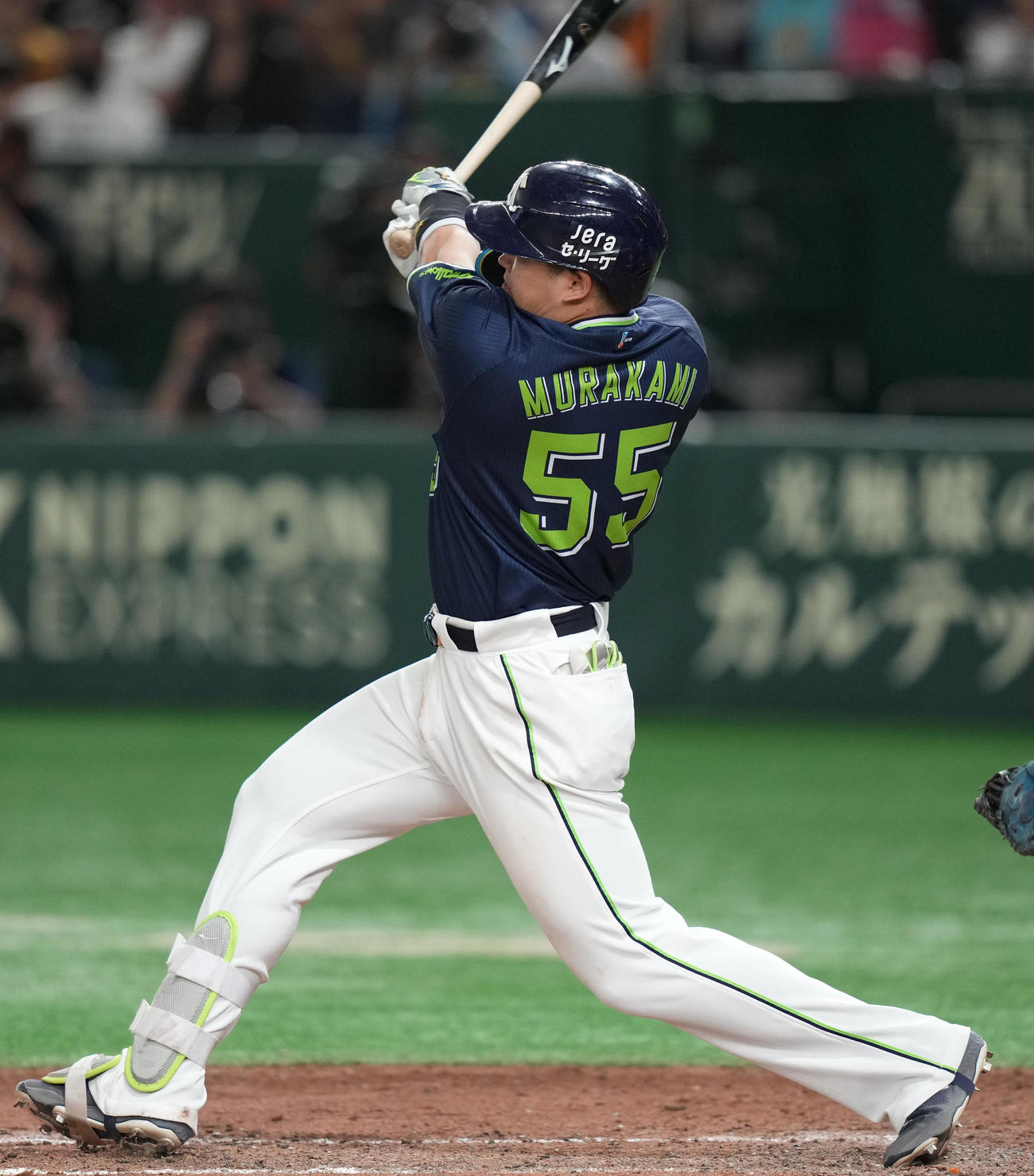 巨人対ヤクルト　7回表ヤクルト1死一塁、2点本塁打を放つ村上（撮影・狩俣裕三）