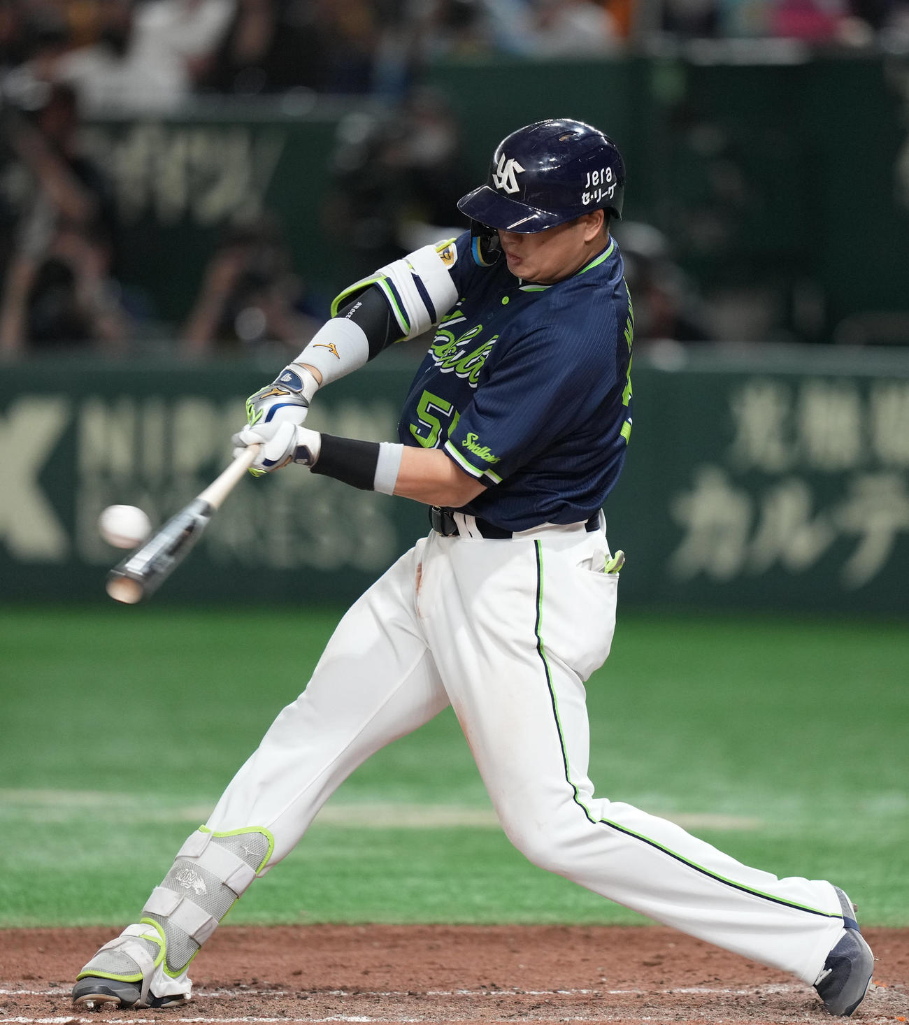 巨人対ヤクルト　7回表ヤクルト1死一塁、2点本塁打を放つ村上（撮影・狩俣裕三）