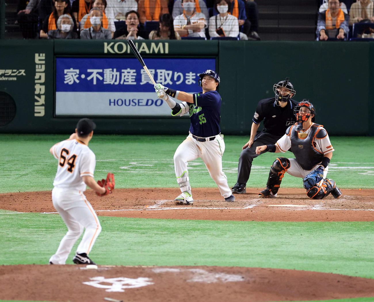 巨人対ヤクルト　7回表ヤクルト1死一塁、村上は右越え2点本塁打を放つ。投手大江（撮影・浅見桂子）