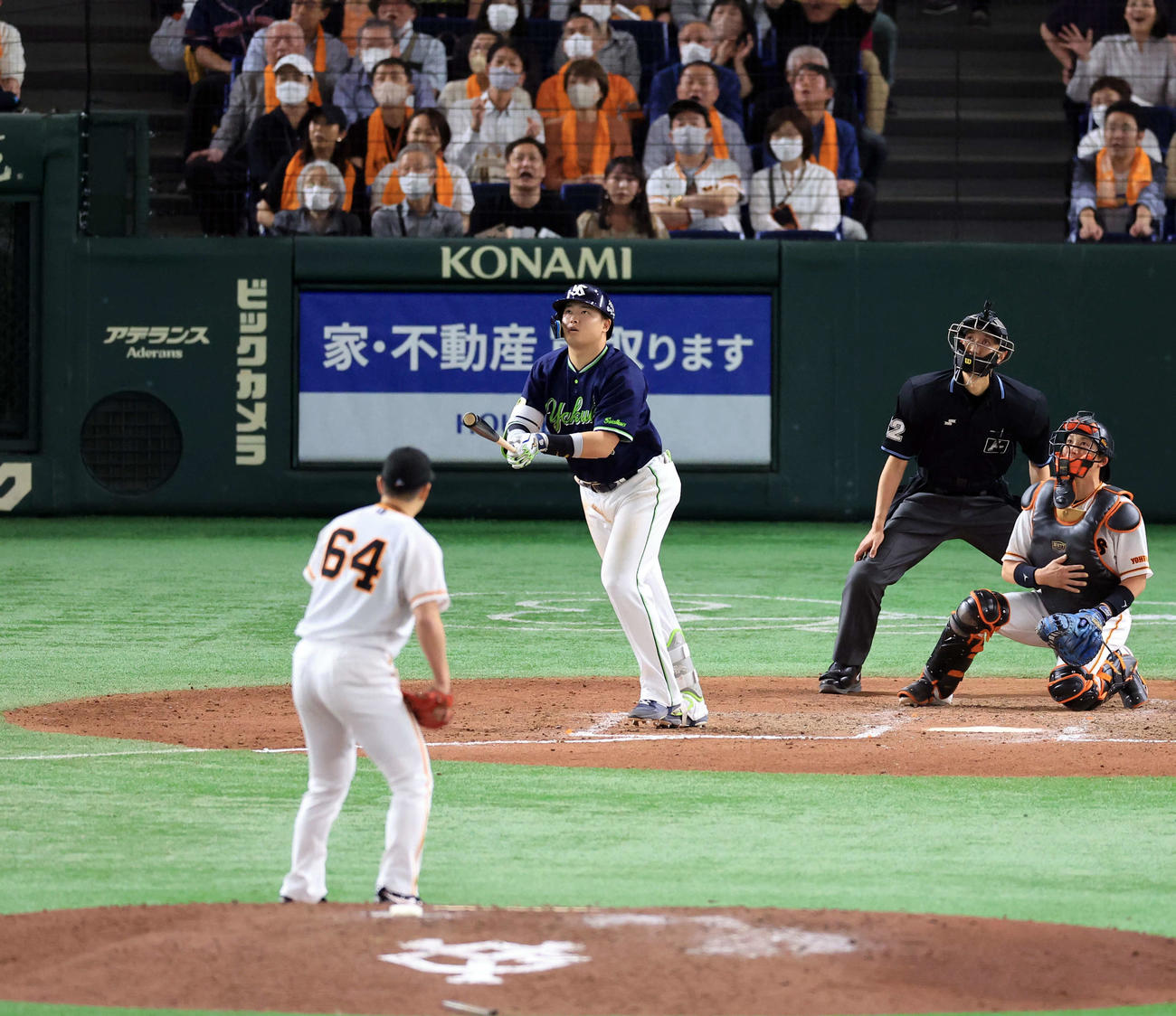 巨人対ヤクルト　7回表ヤクルト1死一塁、村上は右越え2点本塁打を放つ。投手大江（撮影・浅見桂子）