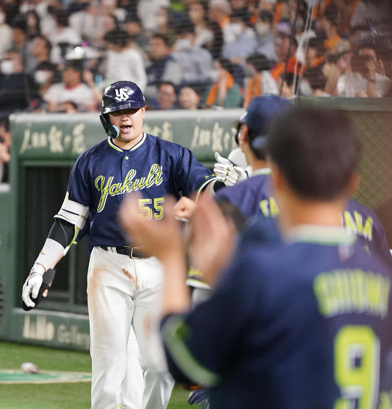 巨人対ヤクルト　7回表ヤクルト1死一塁、2点本塁打を放ち、ベンチに迎えられる村上（撮影・狩俣裕三）