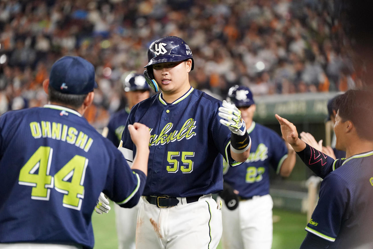 巨人対ヤクルト　7回表ヤクルト1死一塁、2点本塁打を放ち、ベンチに迎えられる村上（中央）（撮影・狩俣裕三）