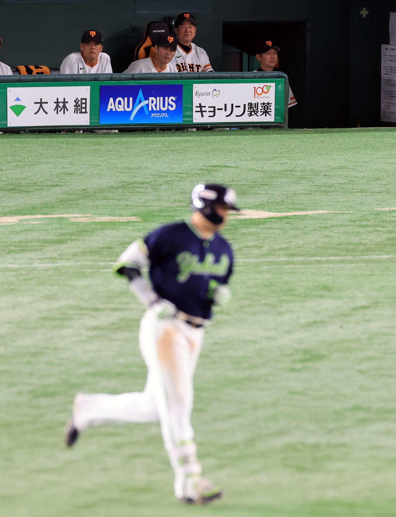 巨人対ヤクルト　7回表ヤクルト1死一塁、村上に右越え2点本塁打を許し、苦笑する原監督（右から2人目）（撮影・浅見桂子）