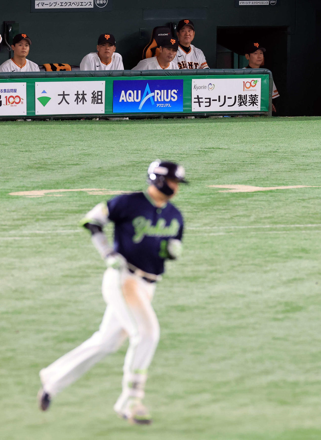 巨人対ヤクルト　7回表ヤクルト1死一塁、村上に右越え2点本塁打を許し、苦笑する原監督（右から2人目）（撮影・浅見桂子）
