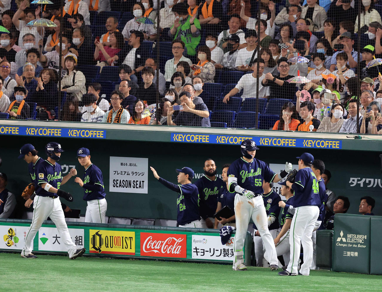 巨人対ヤクルト　7回表ヤクルト1死一塁、村上（右から2人目）は右越え2点本塁打を放ち、ナインとハイタッチ（撮影・浅見桂子）