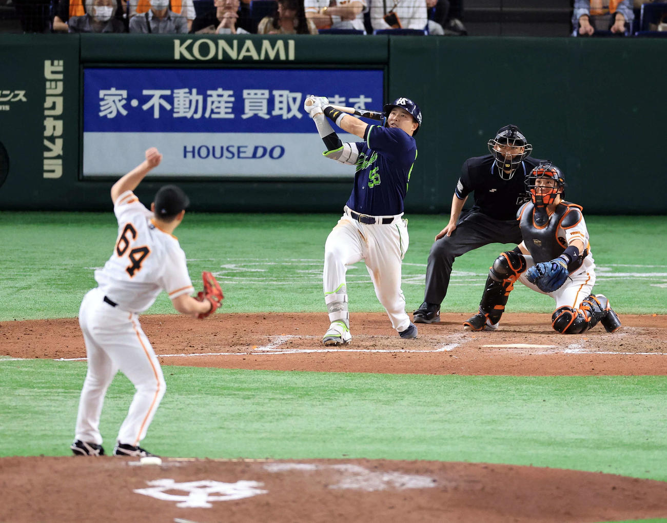 巨人対ヤクルト　7回表ヤクルト1死一塁、村上は右越え2点本塁打を放つ。投手大江（撮影・浅見桂子）