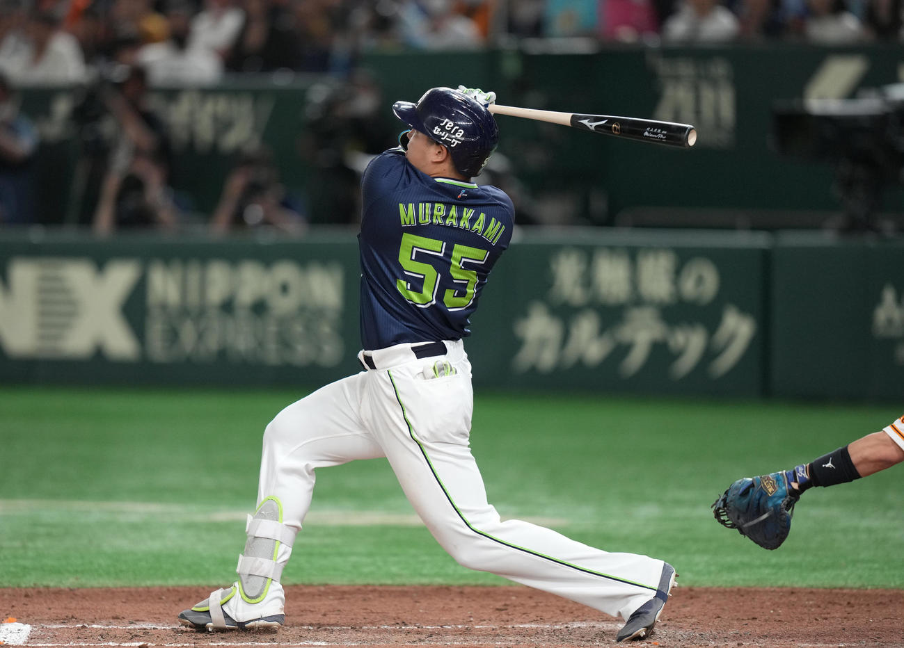 巨人対ヤクルト　7回表ヤクルト1死一塁、2点本塁打を放つ村上（撮影・狩俣裕三）
