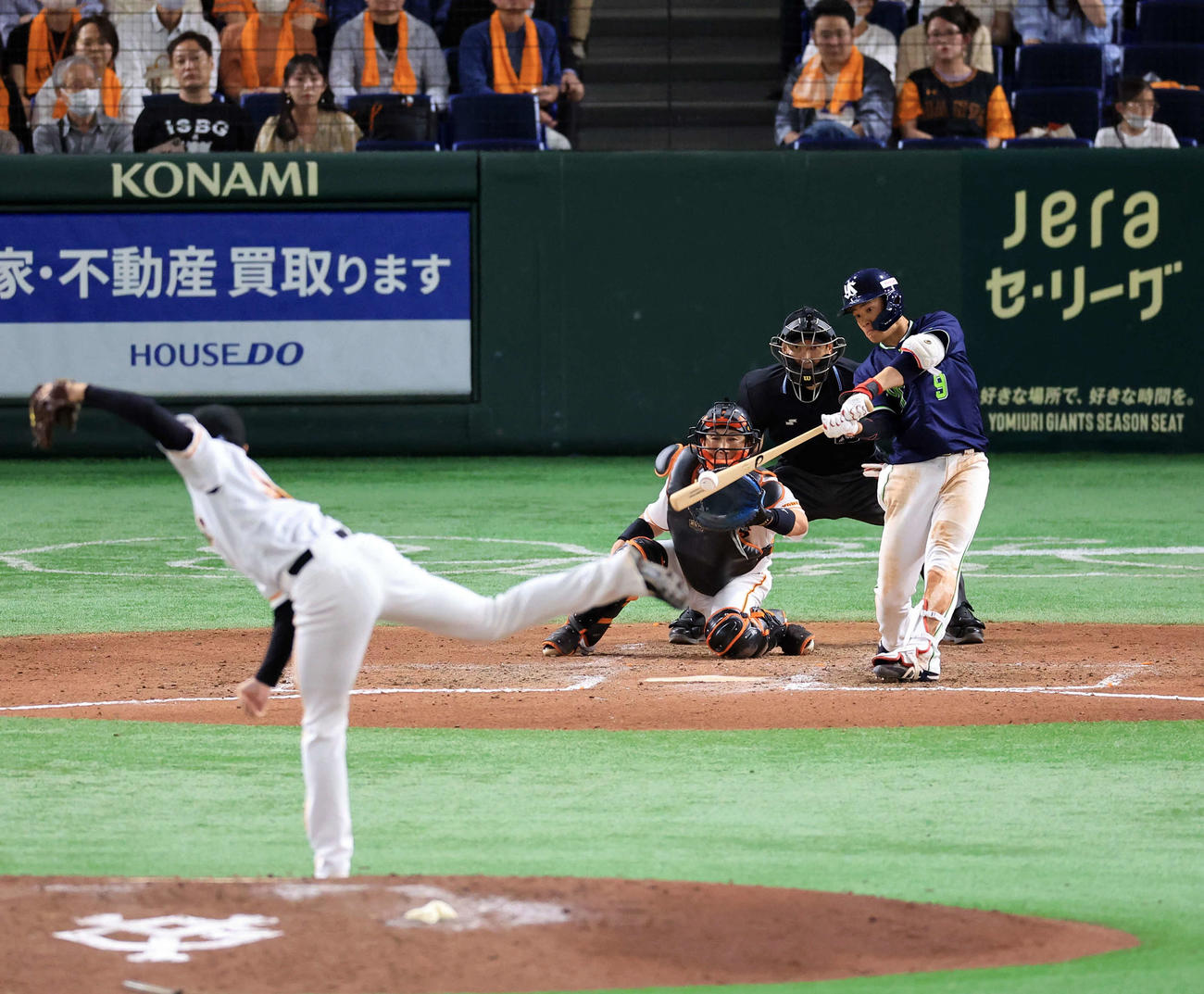 巨人対ヤクルト　7回表ヤクルト無死一塁、塩見は左越え2点本塁打を放つ。投手直江（撮影・浅見桂子）