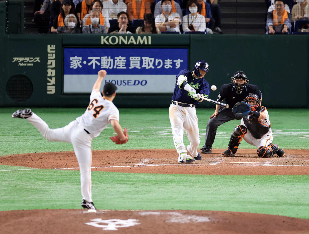 巨人対ヤクルト　7回表ヤクルト1死一塁、村上は右越え2点本塁打を放つ。投手大江（撮影・浅見桂子）