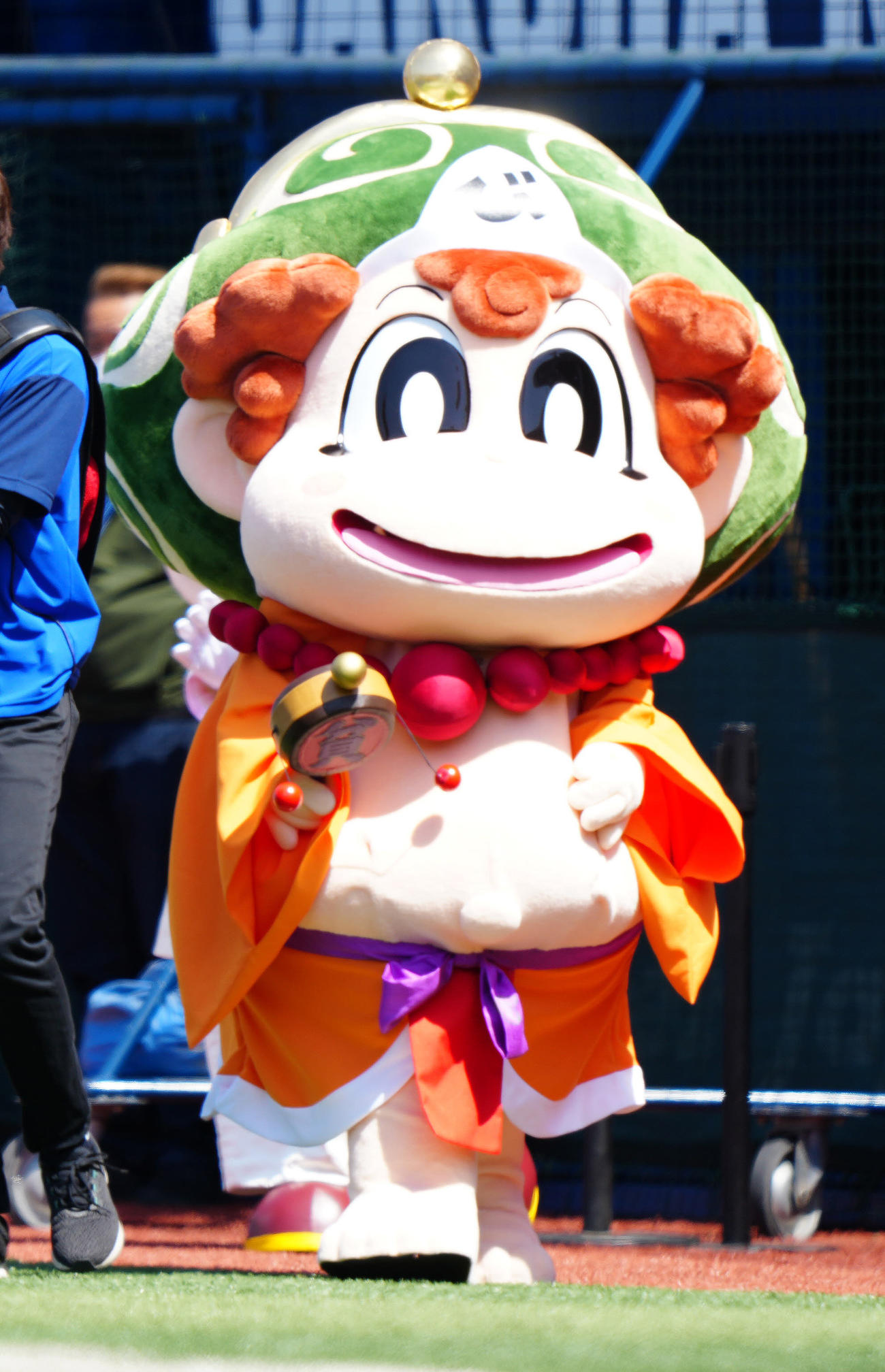 DeNA対広島　試合前、登場した「桃太郎電鉄」の貧乏神（撮影・江口和貴）