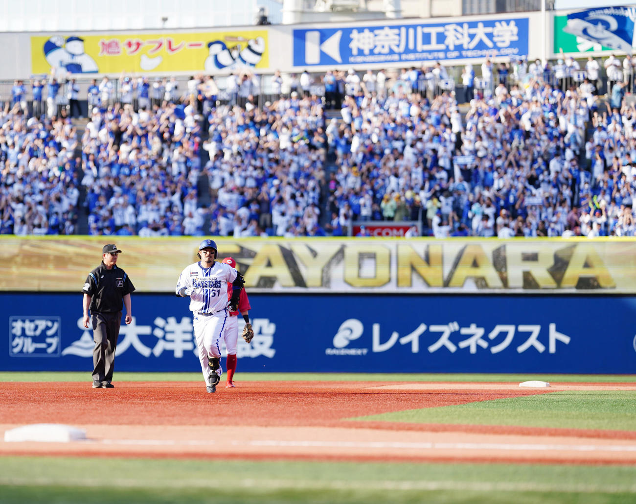 DeNA対広島　9回裏DeNA無死、サヨナラ本塁打を放ち、ダイヤモンド1周する宮崎（撮影・江口和貴）