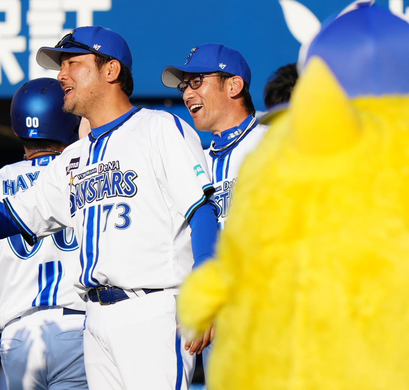 DeNA対広島　試合後、笑顔を見せるDeNA三浦監督（右）（撮影・江口和貴）