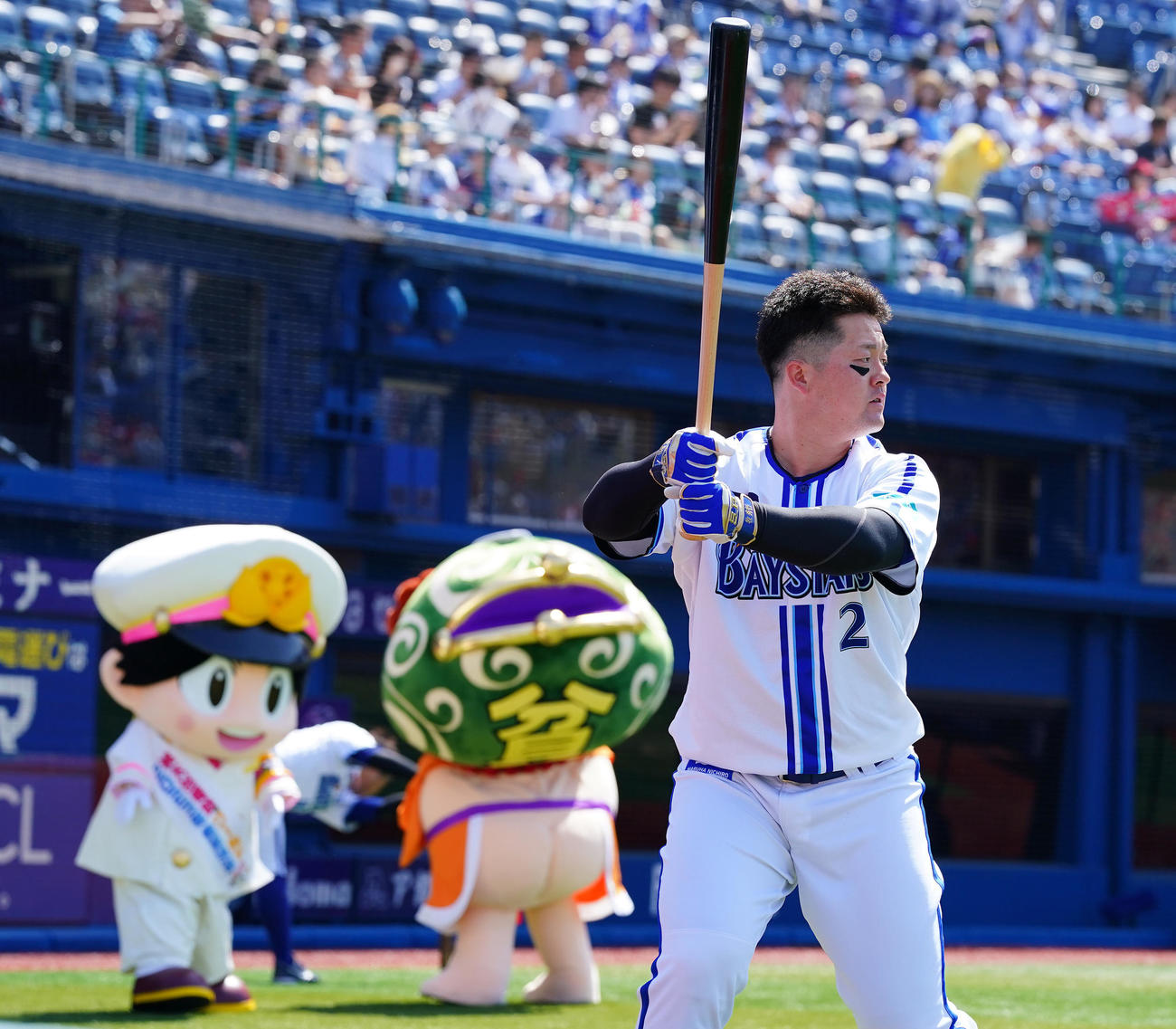 DeNA対広島　試合前、ゲーム桃太郎電鉄のキャラクターが見つめる中、素振りして調整するDeNA牧（撮影・垰建太）