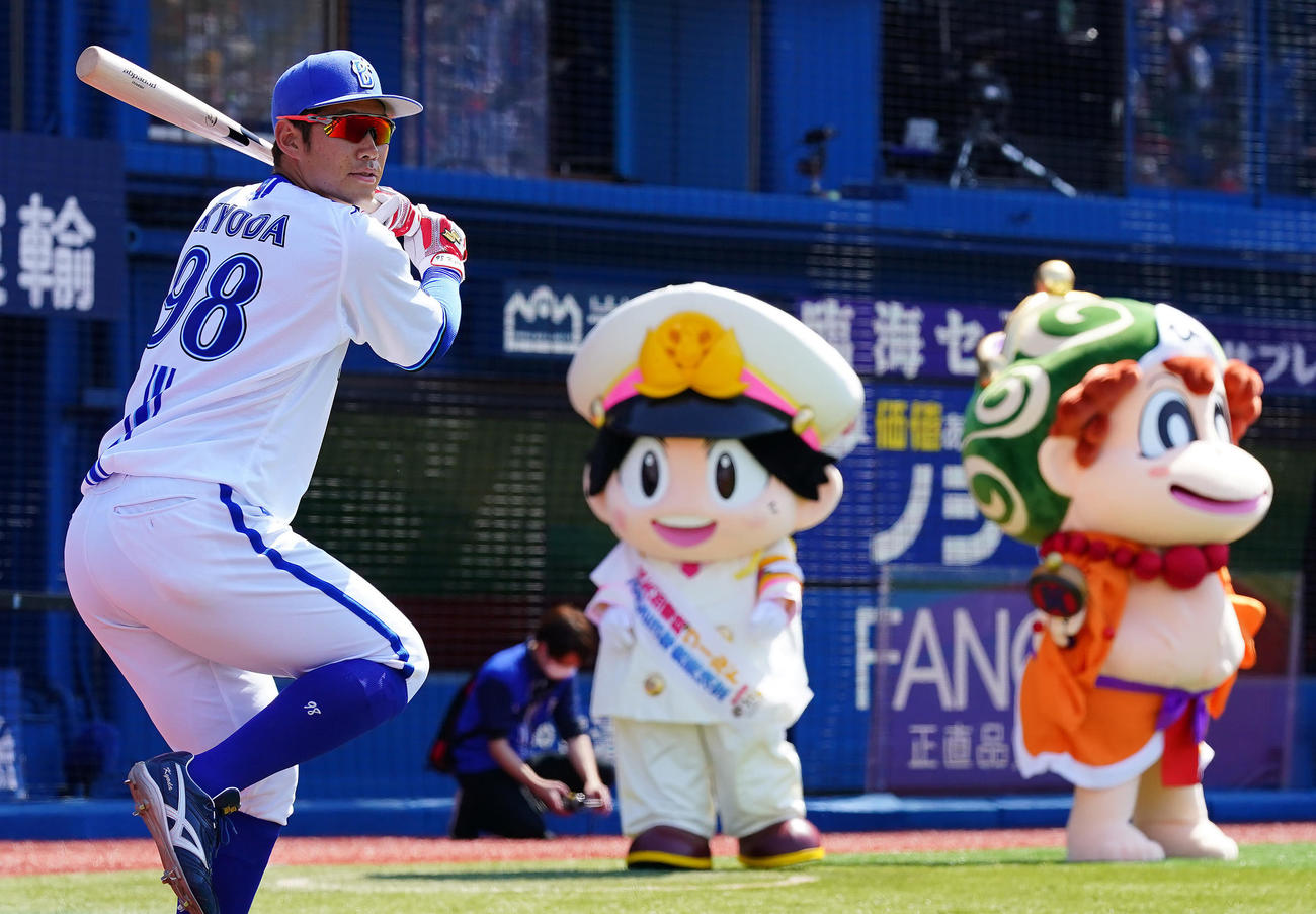 DeNA対広島　試合前、ゲーム桃太郎電鉄のキャラクターが見つめる中、素振りして調整するDeNA京田（撮影・垰建太）