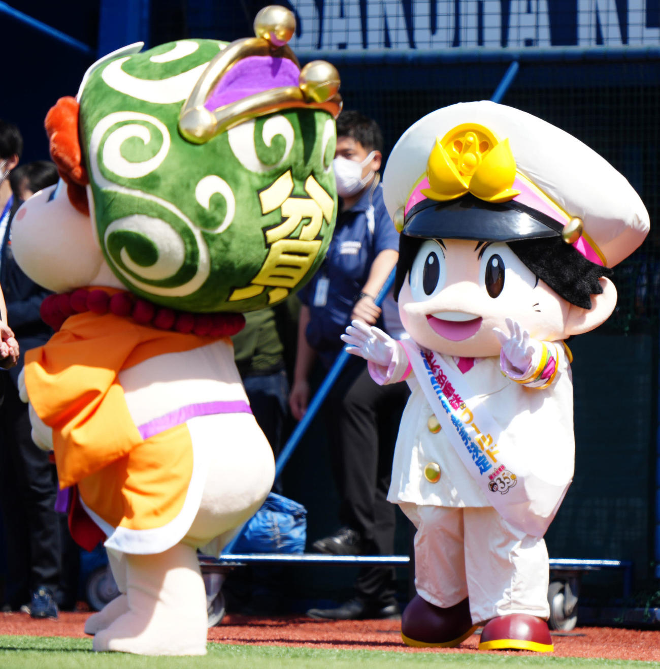 DeNA対広島　試合前、登場した「桃太郎電鉄」の桃太郎（右）（撮影・江口和貴）