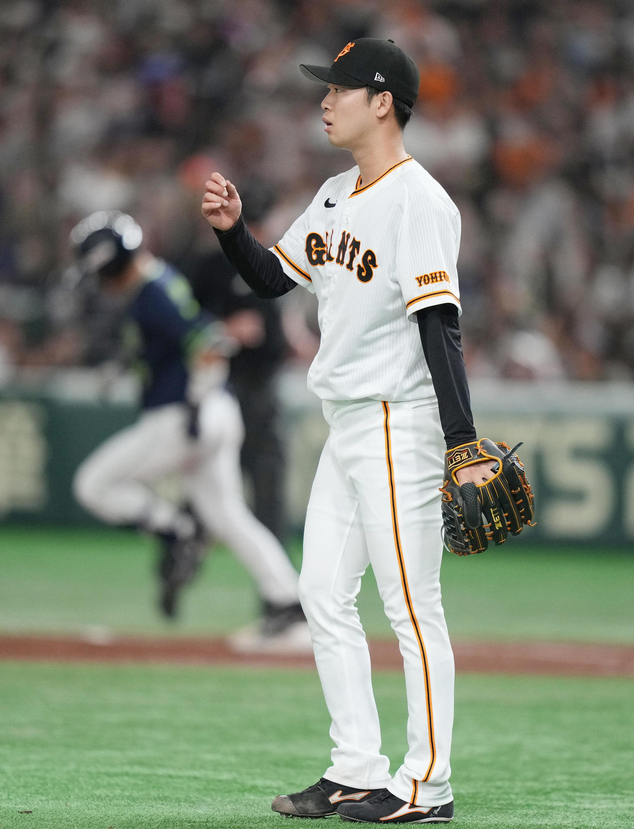 巨人対ヤクルト　4回表ヤクルト1死、中村（左）にソロ本塁打を浴びる巨人先発の山崎伊（撮影・狩俣裕三）