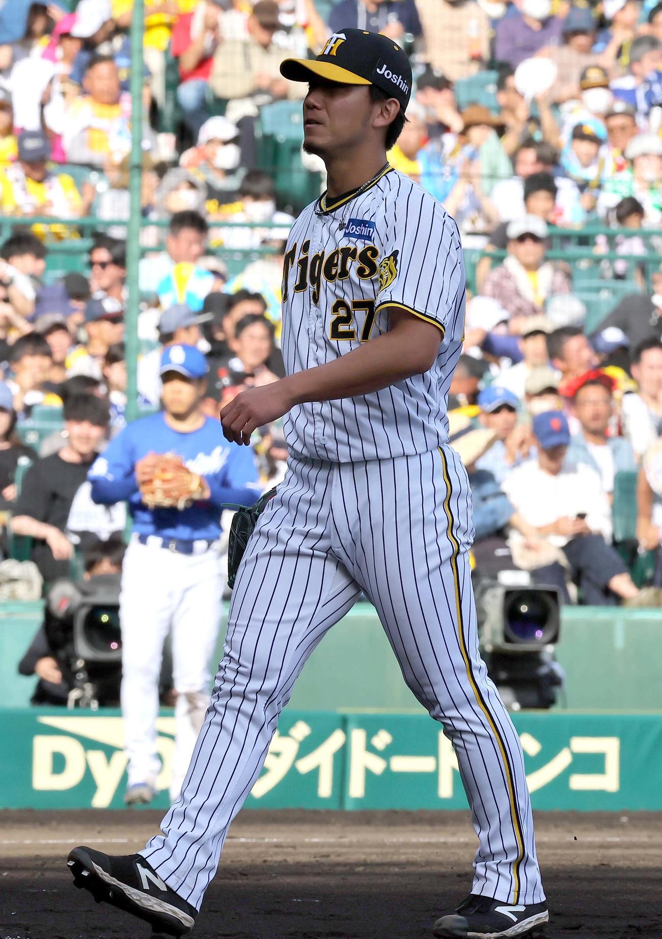 阪神対中日　6回2失点で降板する伊藤将。左は柳裕也（撮影・上田博志）