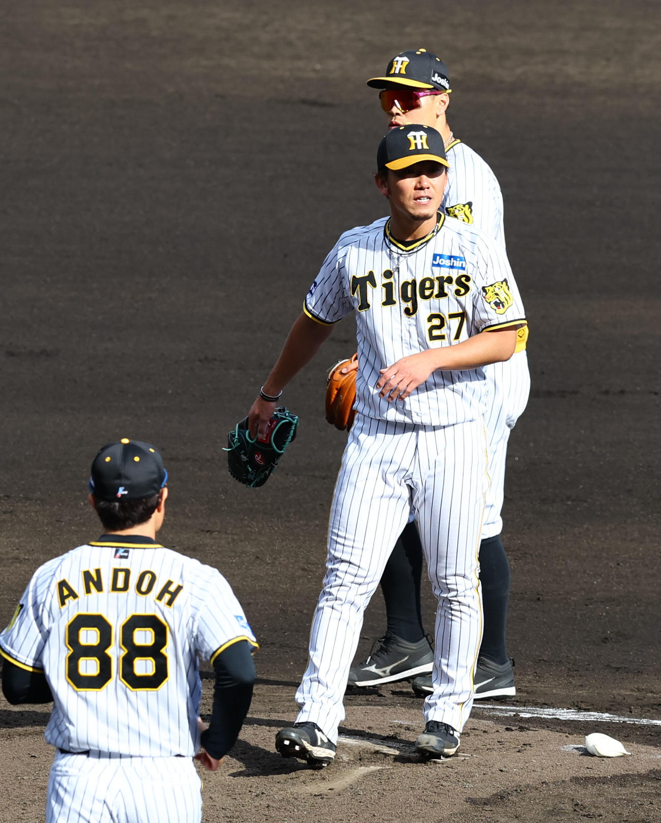 阪神対中日　6回表中1死一塁、村松の打球を受け痛そうにする阪神伊藤将（中央）（撮影・藤尾明華）