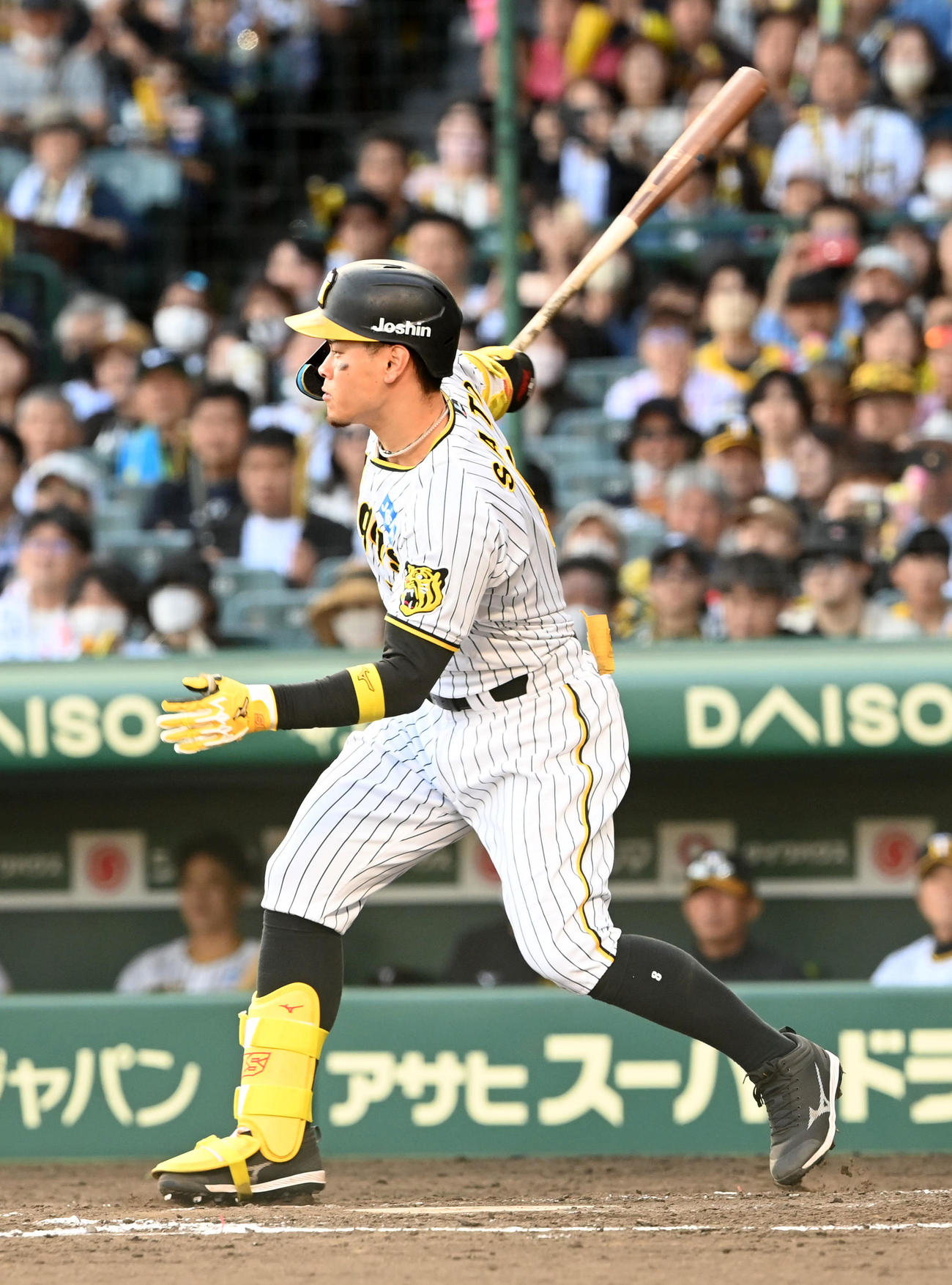 阪神対中日　8回裏阪神2死一、二塁、佐藤輝は勝ち越しの右前適時打を放つ（撮影・前岡正明）