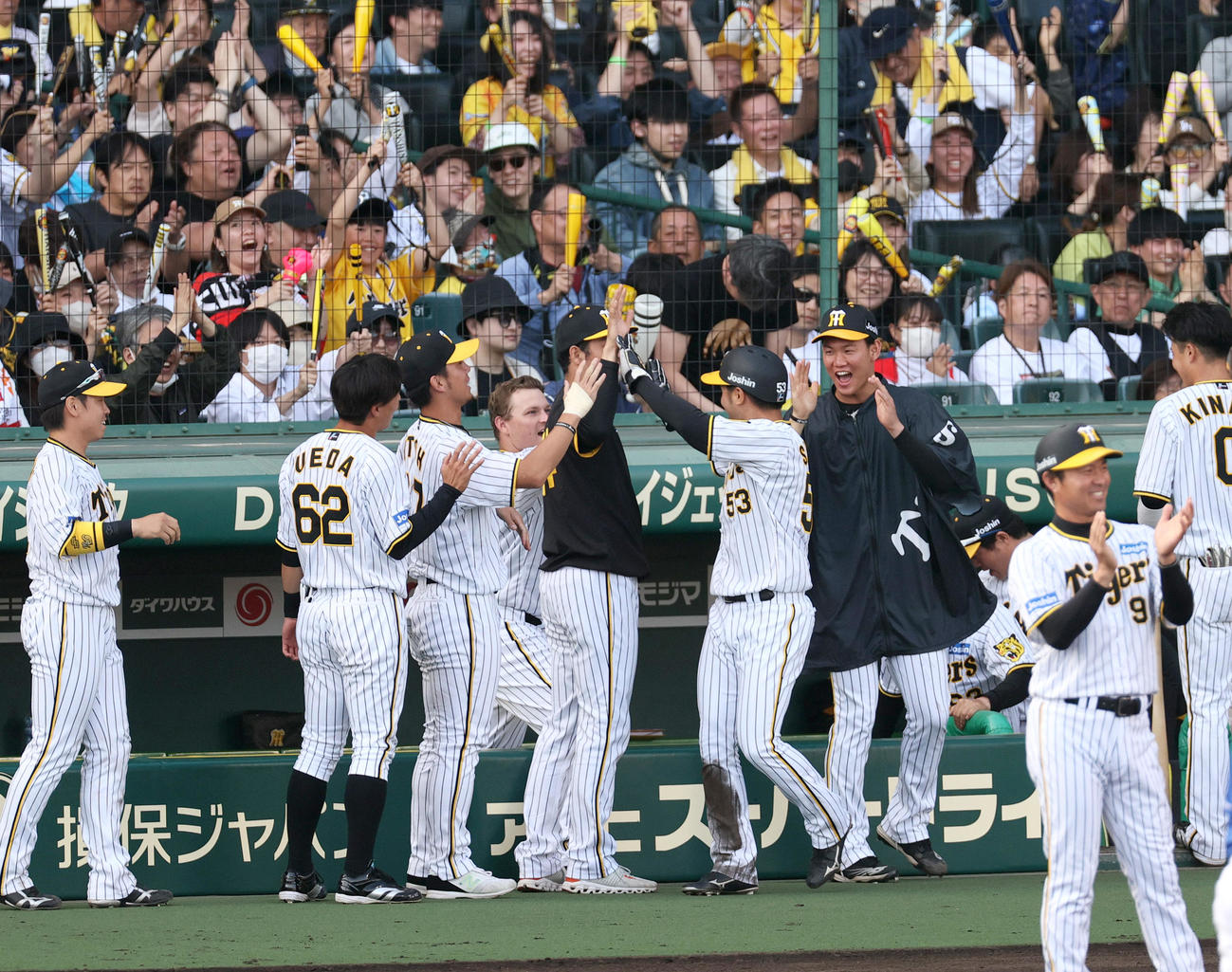 阪神対中日　8回裏阪神2死一、二塁、佐藤輝の右前適時打で逆転し喜ぶ阪神ナイン（撮影・上山淳一）