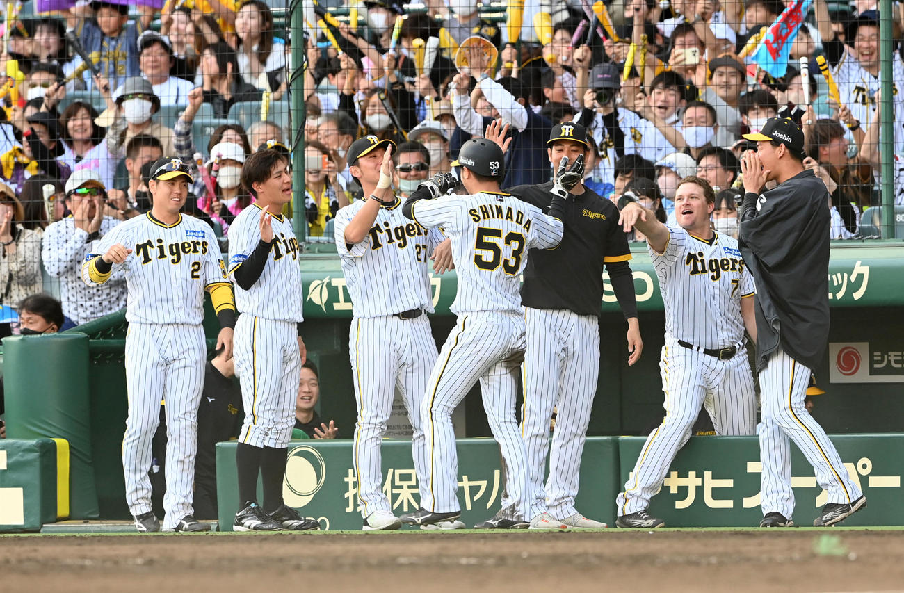 阪神対中日　8回裏阪神2死一、二塁、佐藤輝の勝ち越しの右前適時打で生還した代走の島田を迎える阪神ナイン（撮影・前岡正明）
