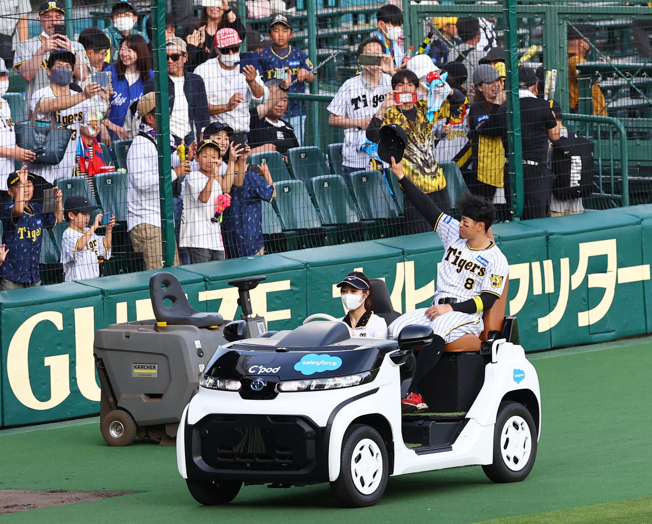 阪神対中日　ファンに手を振る阪神佐藤輝（撮影・藤尾明華）