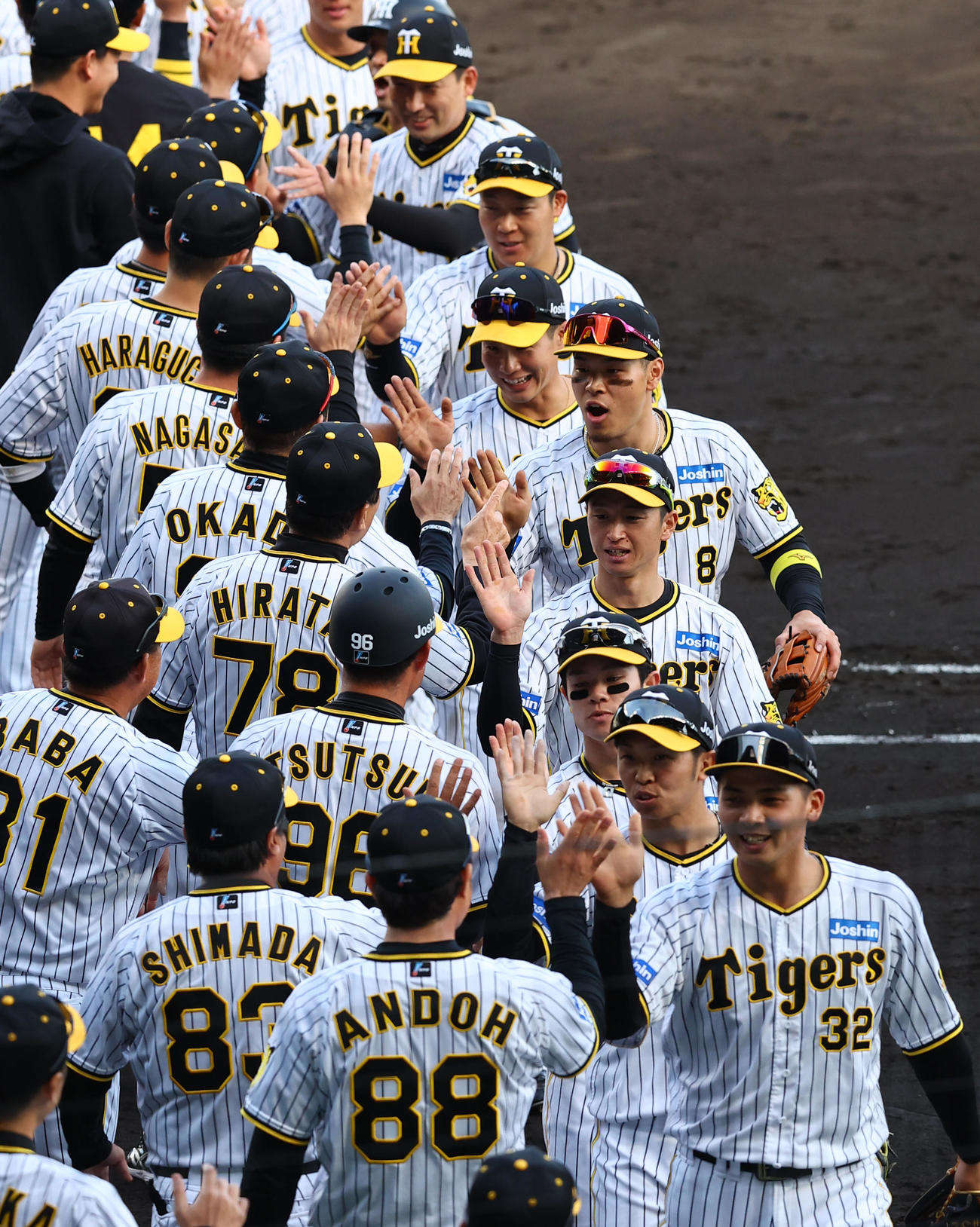 阪神対中日　中日に逆転勝ちし、タッチを交わす佐藤輝明（右列中央）ら阪神ナイン（撮影・藤尾明華）