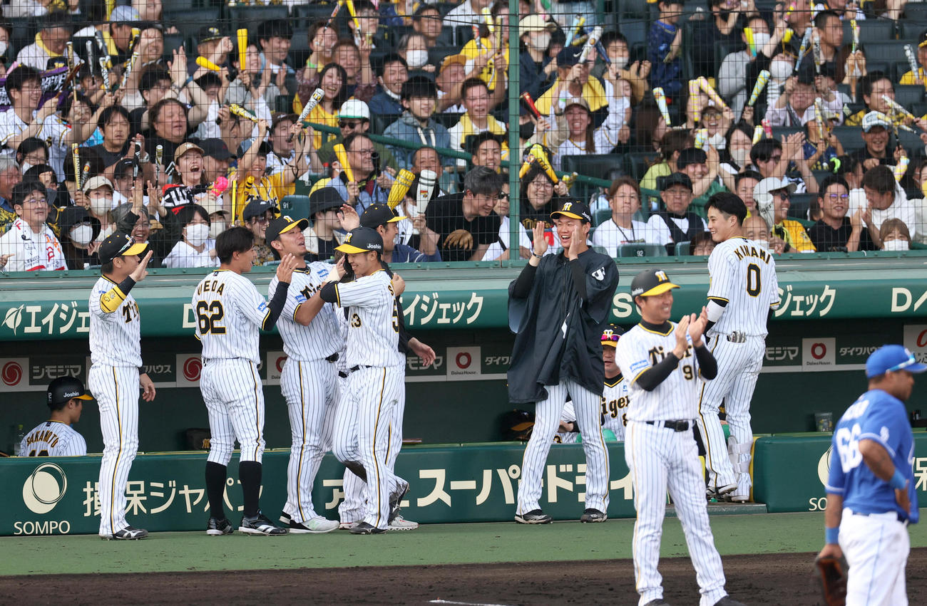 阪神対中日　8回裏阪神2死一、二塁、佐藤輝の右前適時打で逆転し喜ぶ阪神ナイン（撮影・上山淳一）