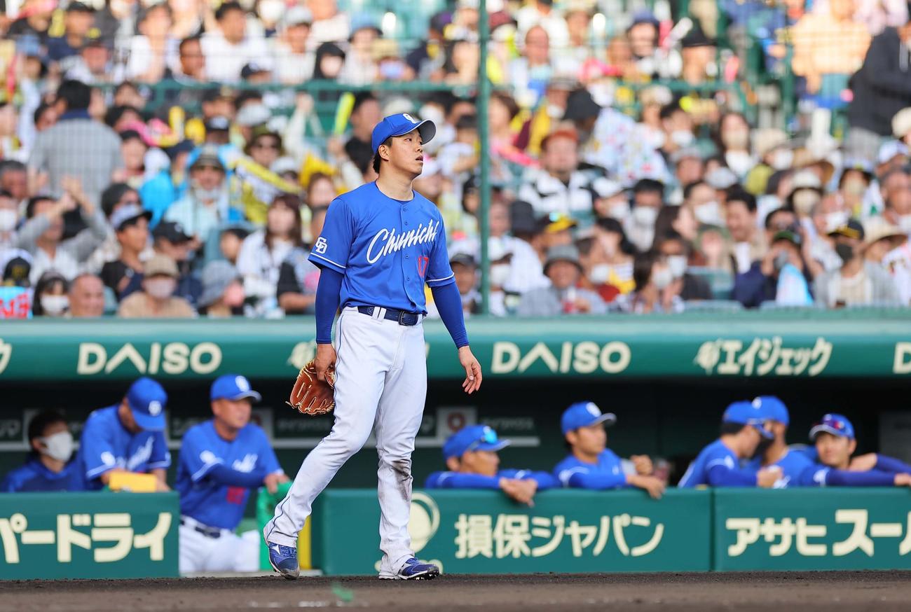 阪神対中日　8回裏阪神2死一、二塁、佐藤輝に勝ち越し打を許しベンチ前で呆然とする柳（撮影・上田博志）