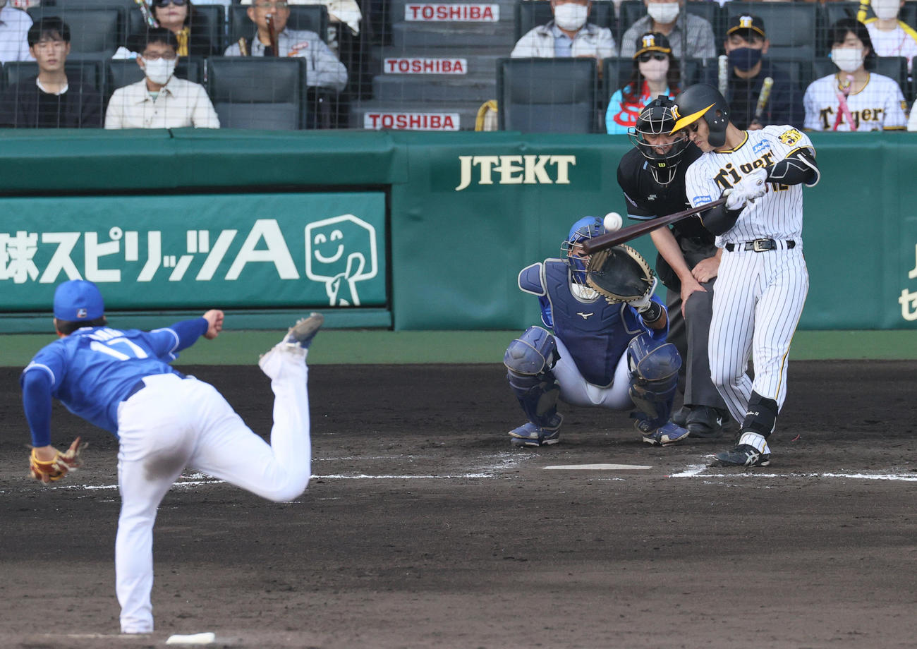 阪神対中日　7回裏阪神2死三塁、坂本は中前適時打を放つ（撮影・上山淳一）
