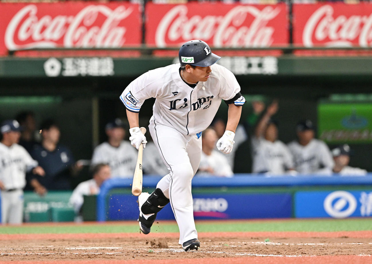 西武対日本ハム　9回裏西武2死、愛斗は左前打を放つ（撮影・滝沢徹郎）