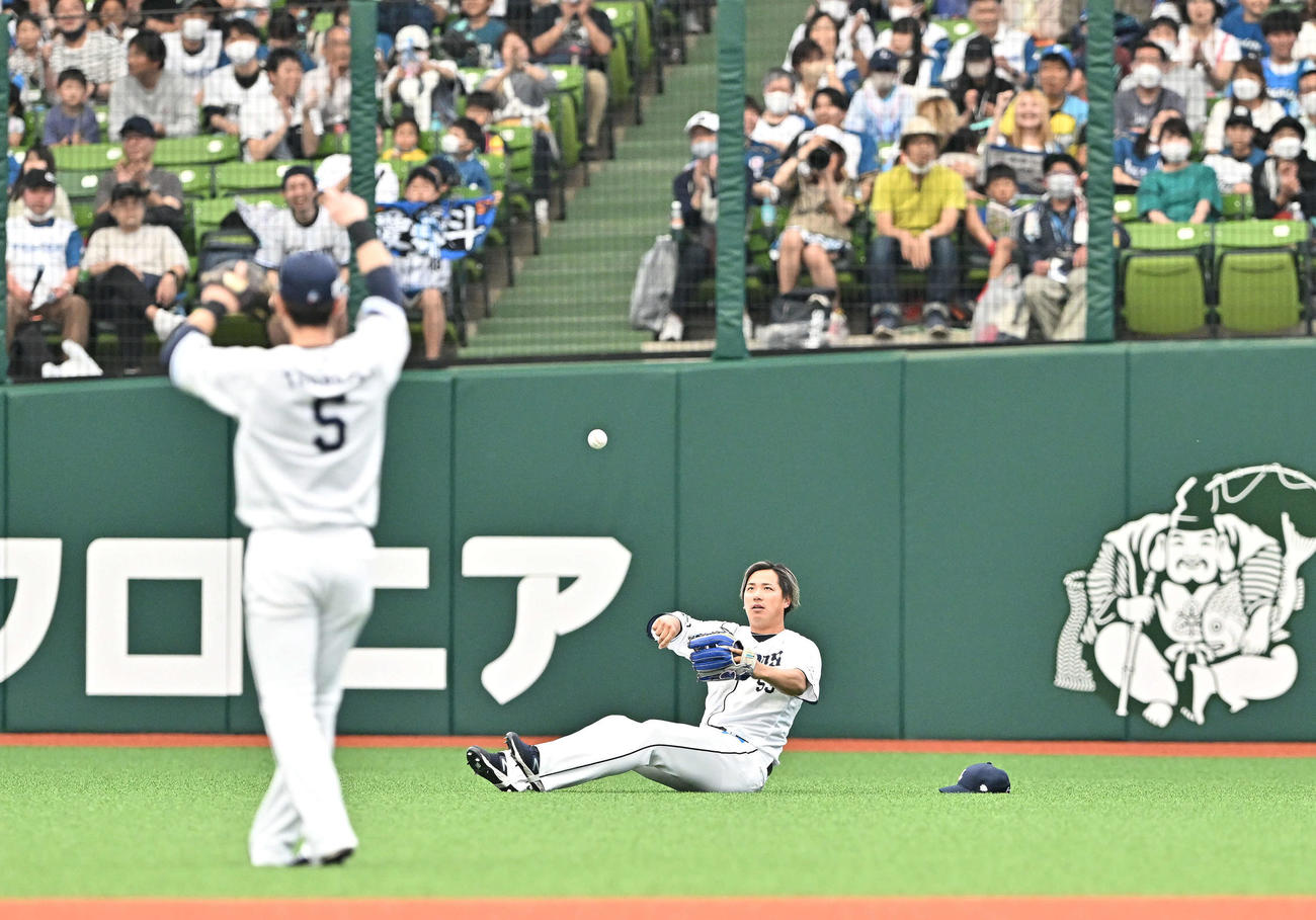 西武対日本ハム　1回表日本ハム無死、矢沢の打球を好捕した右翼手愛斗（撮影・滝沢徹郎）