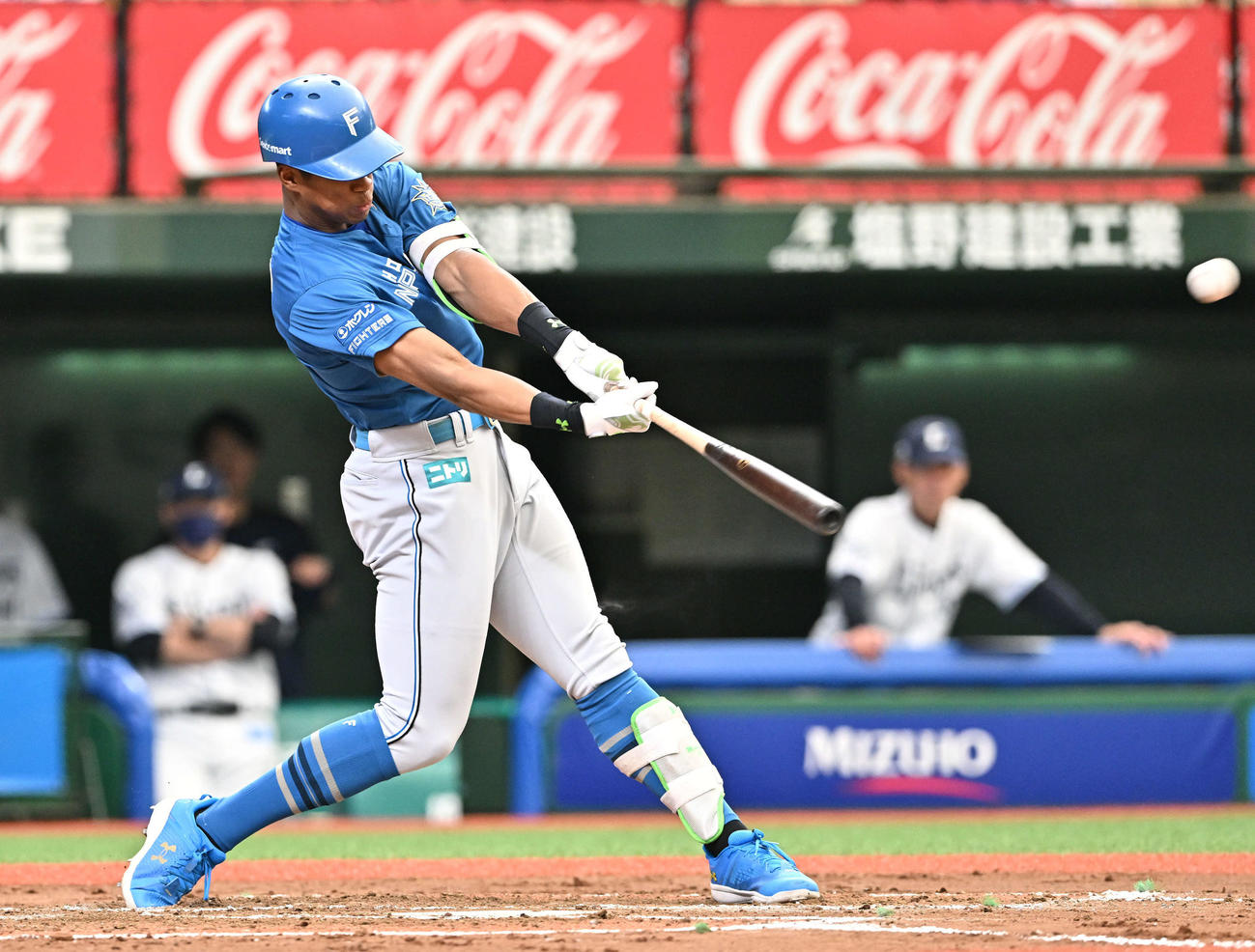 西武対日本ハム　7回表日本ハム1死、万波は左中間へ先制のソロ本塁打を放つ（撮影・滝沢徹郎）