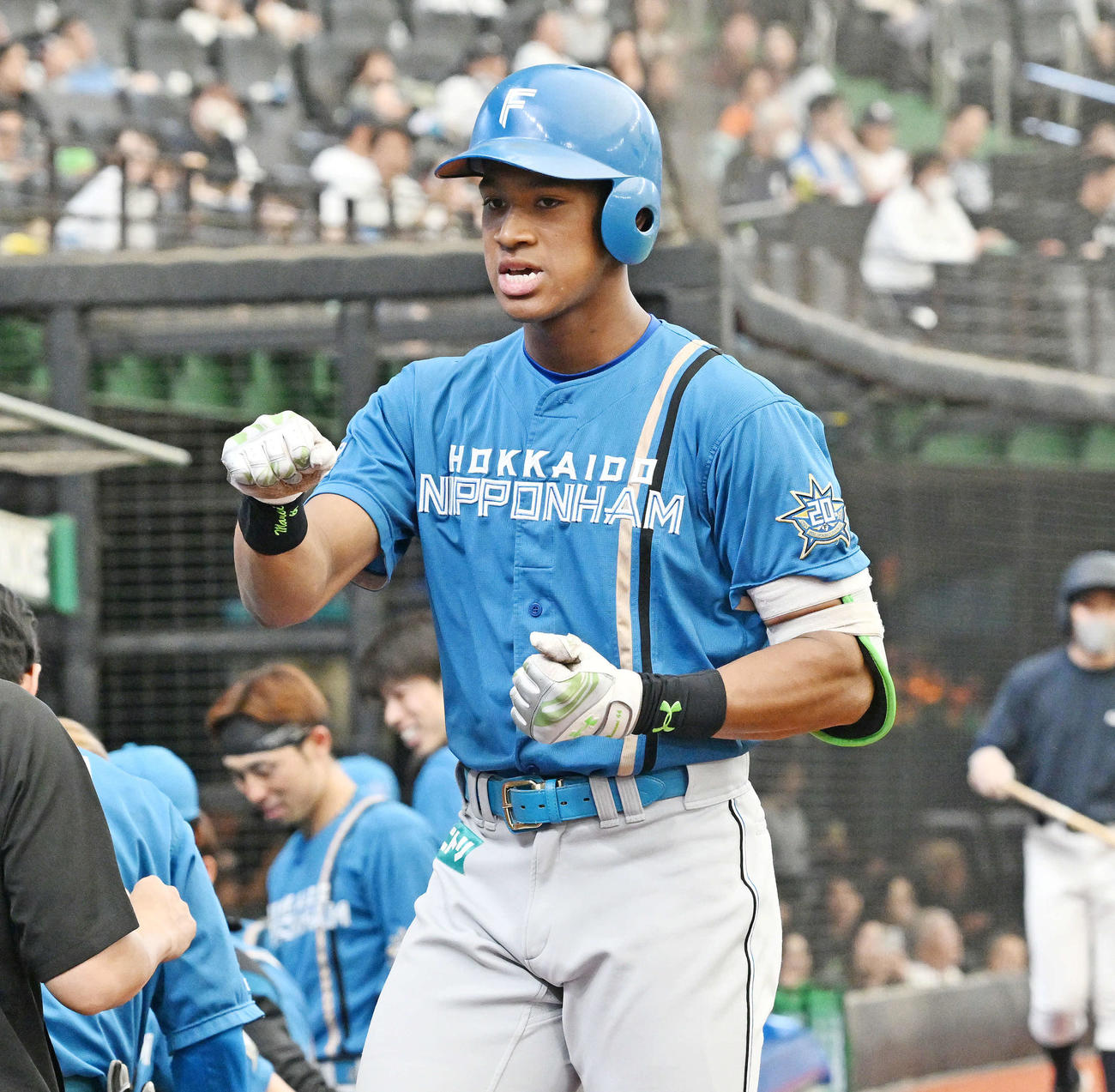 西武対日本ハム　7回表日本ハム1死、先制のソロ本塁打を放った万波は生還しカメラに向かってポーズを決める（撮影・滝沢徹郎）