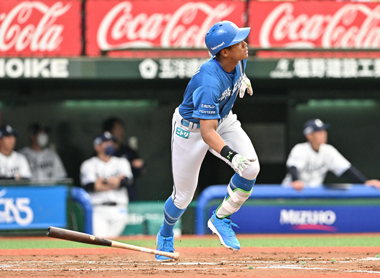 西武対日本ハム　7回表日本ハム1死、万波は左中間へ先制のソロ本塁打を放つ（撮影・滝沢徹郎）