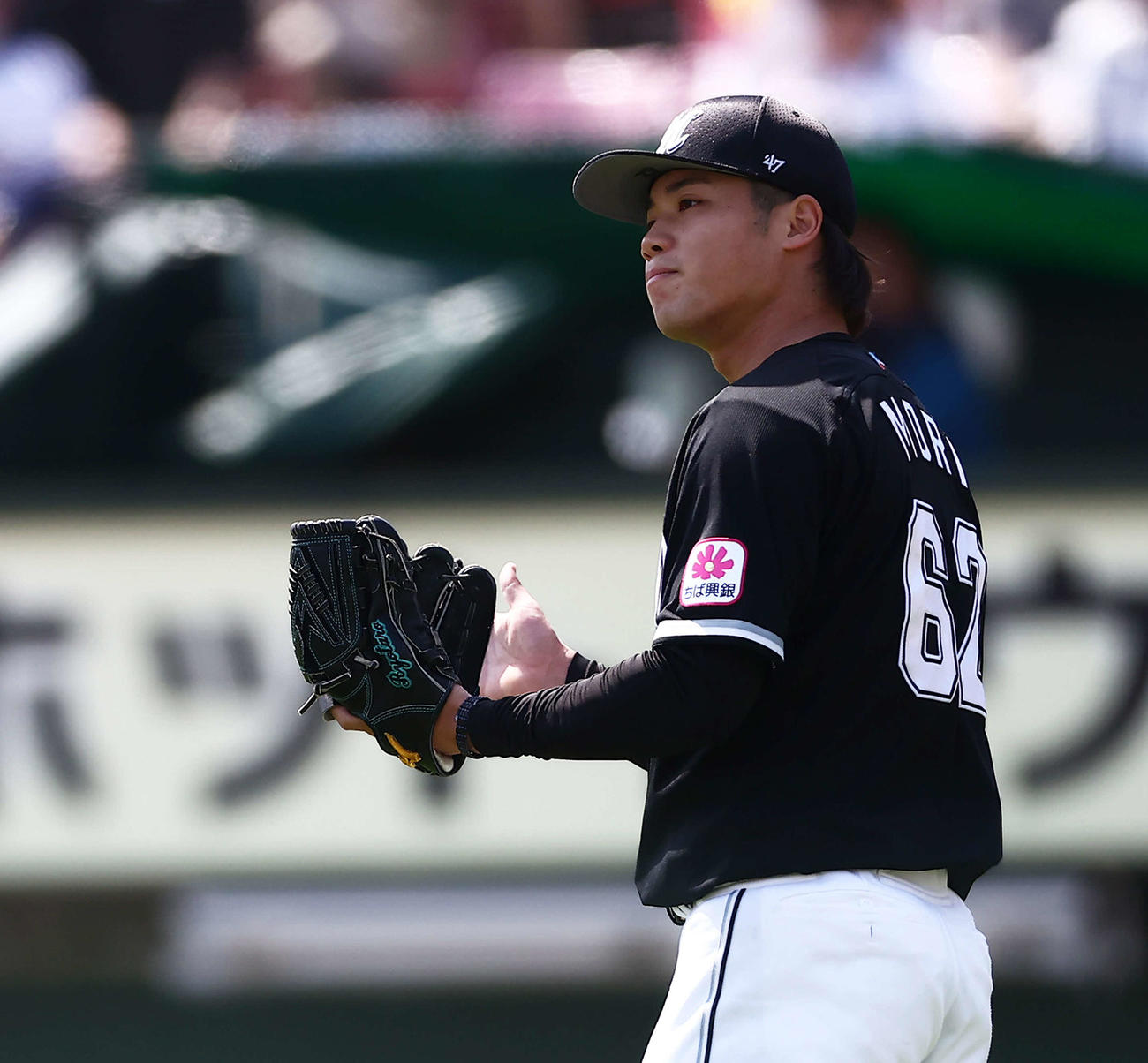 楽天対ロッテ　2回裏を抑えベンチに戻る森（撮影・河田真司）