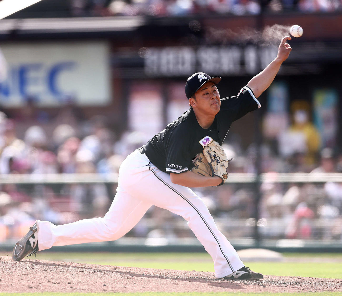 楽天対ロッテ　5回裏楽天2死満塁、力投する鈴木（撮影・河田真司）