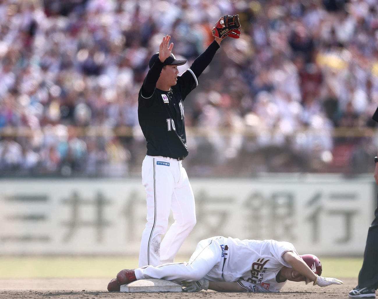 楽天対ロッテ　5回裏楽天2死一、三塁、浅村の適時内野安打で二塁に進塁する小深田（撮影・河田真司）